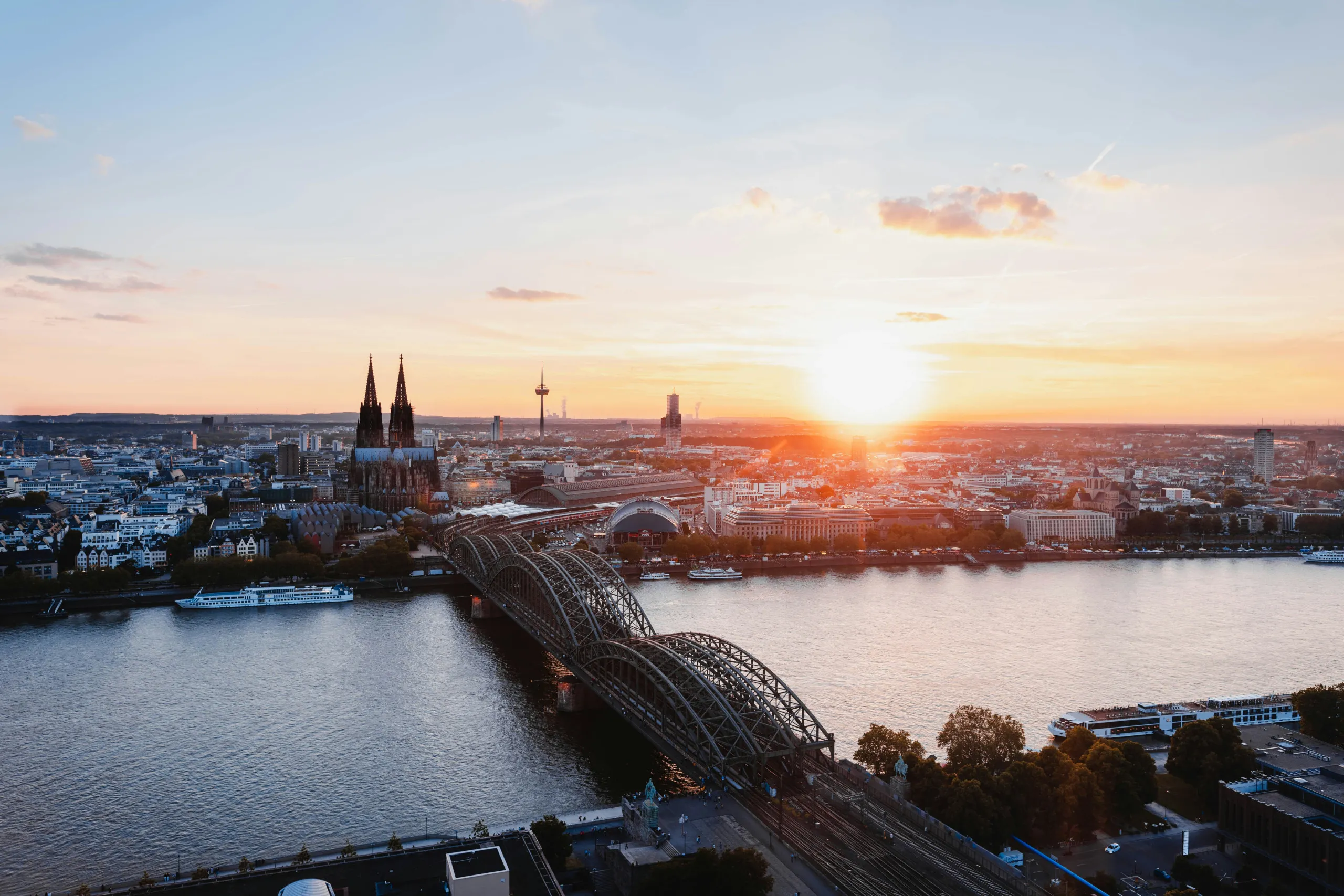 Eine Luftaufnahme von Köln, die den Kölner Dom und umliegende Häuser zeigt